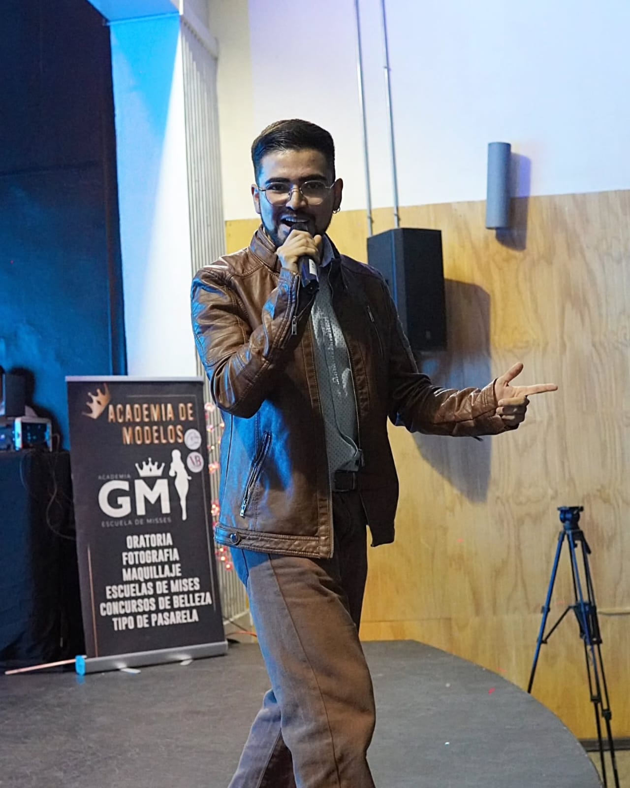 Ce Garcia grabando en estudio con micrófono profesional