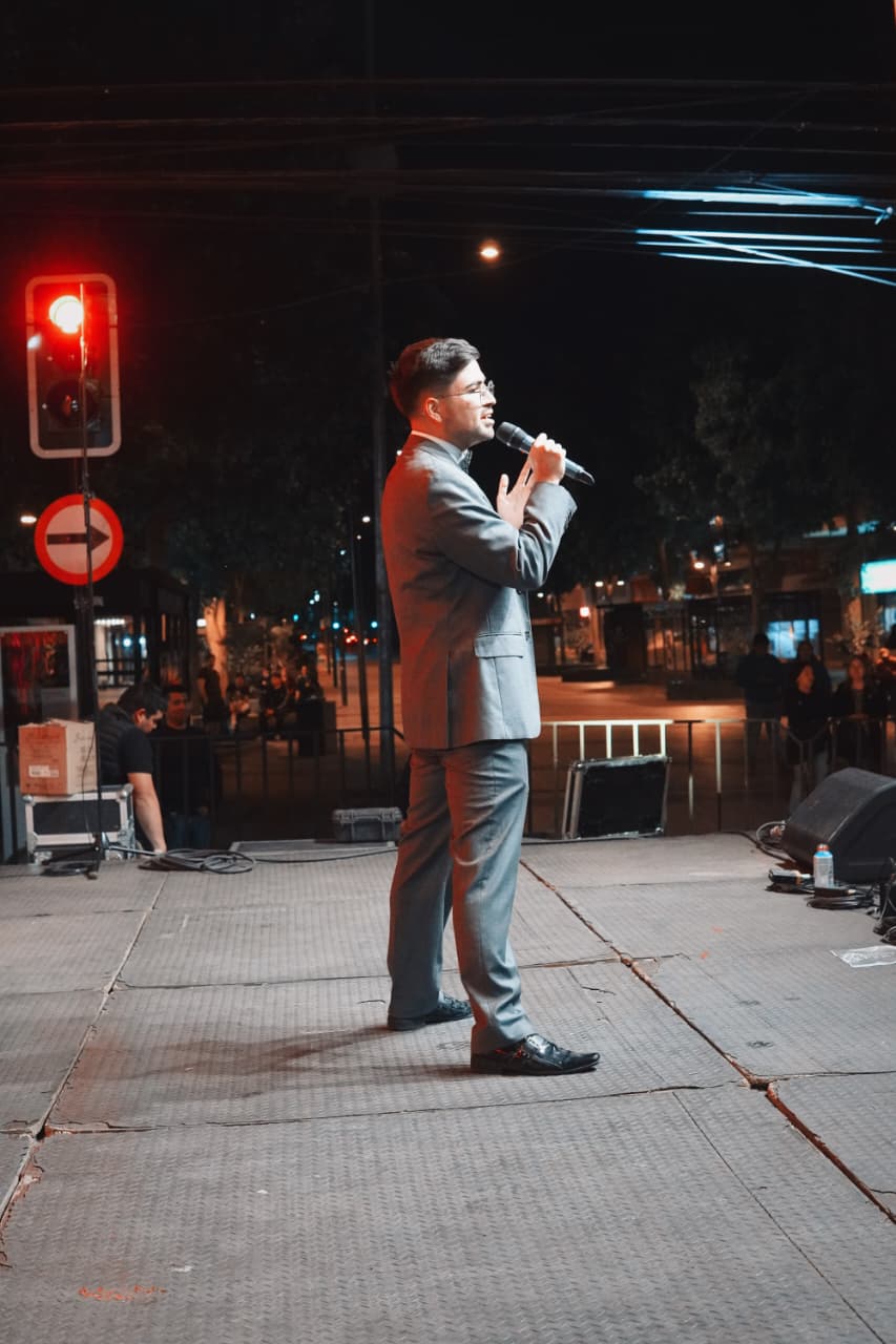 Ce Garcia preparándose backstage antes del show