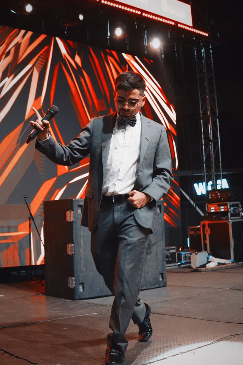 Ce Garcia en sesión de grabación en estudio musical